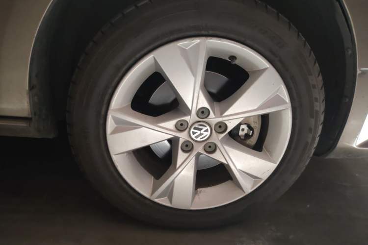 Used Volkswagen Bora 2014 1.6L Manual Comfort Model Right Front Wheel Hub