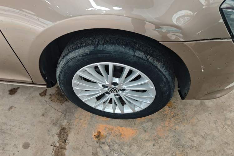 Used Volkswagen Bora 2014 1.6L Automatic Luxury Model Right Front Wheel Hub