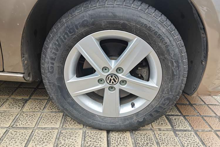 Used Volkswagen Bora 2014 1.6L Manual Fashion Edition Right Front Wheel Hub