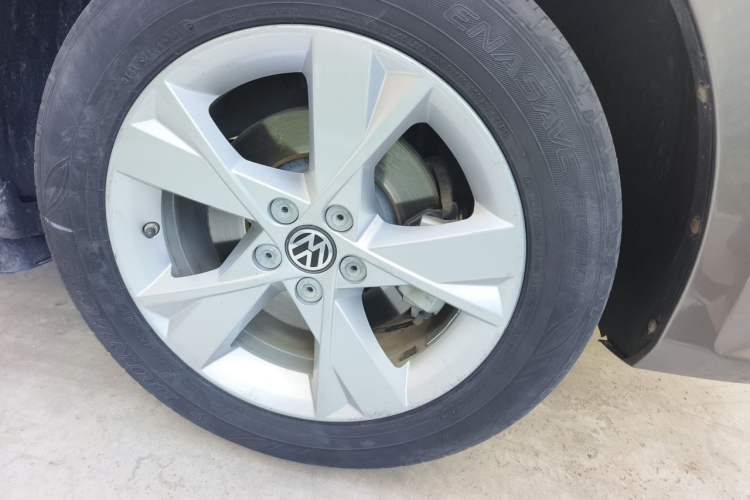 Used Volkswagen Bora 2014 1.6L Manual Comfort Model Right Front Wheel Hub