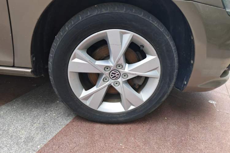 Used Volkswagen Bora 2014 1.6L Automatic Comfort Model Right Front Wheel Hub