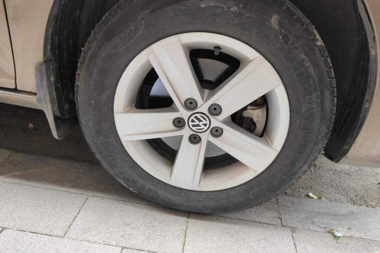 Used Volkswagen Bora 2014 1.6L Automatic Fashion Model Right Front Wheel Hub