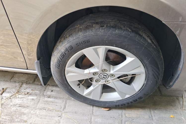 Used Volkswagen Bora 2014 1.6L Manual Comfort Model Right Front Wheel Hub