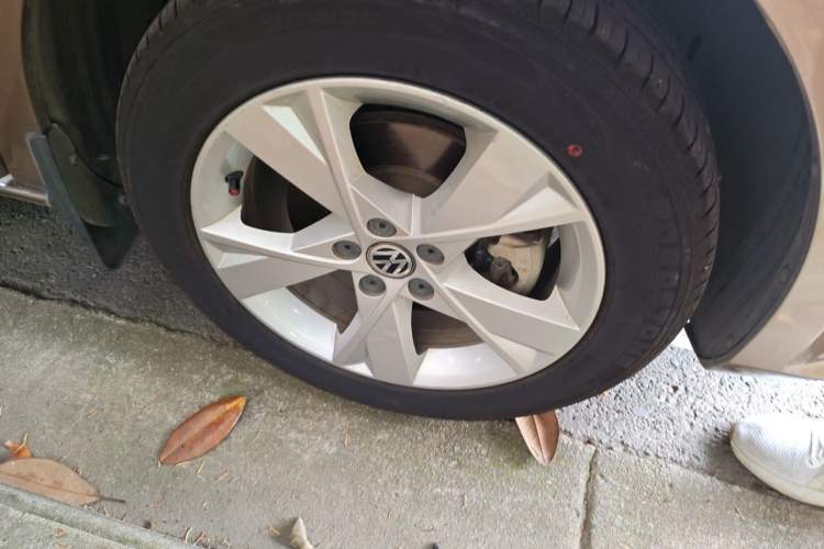 Used Volkswagen Bora 2014 1.6L Automatic Comfort Model Right Front Wheel Hub