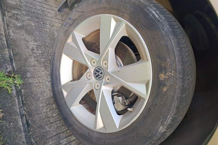 Used Volkswagen Bora 2014 1.6L Automatic Comfort Model Right Front Wheel Hub