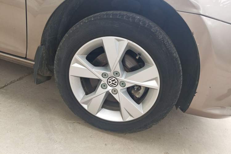 Used Volkswagen Bora 2014 1.6L Automatic Comfort Model Right Front Wheel Hub
