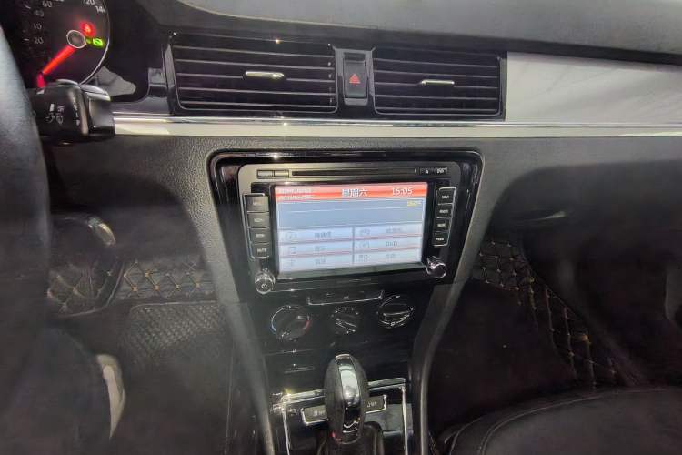 Used Volkswagen Bora 2015 Value Edition 1.6L Automatic Comfort Version Audio And AC Panel