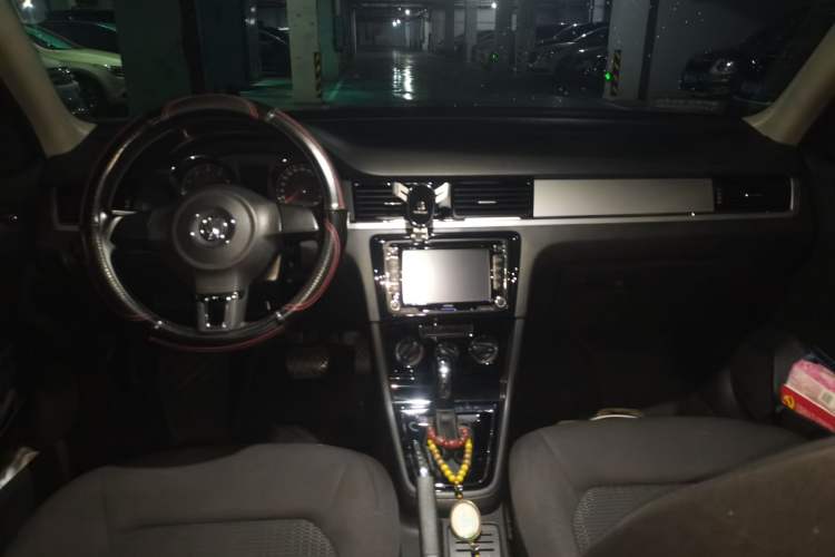 Used Volkswagen Bora 2015 Qihui Edition 1.6L Automatic Fashion Model Center Console