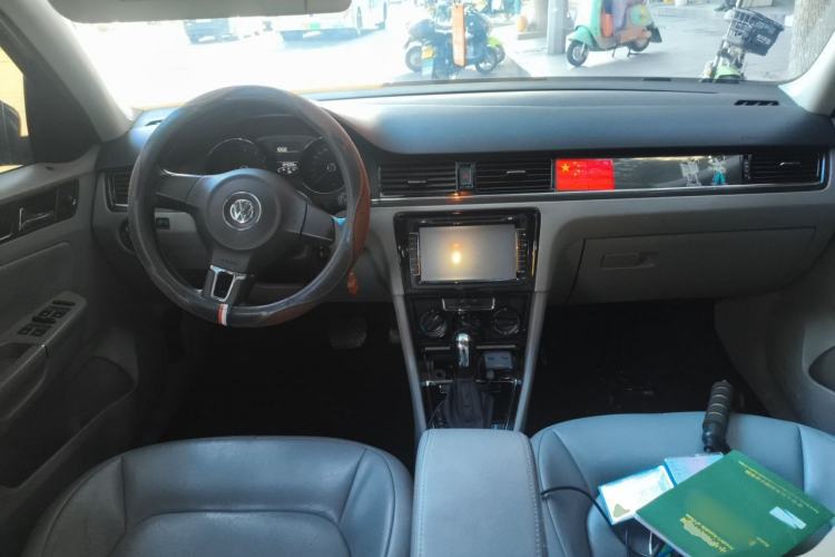 Used Volkswagen Bora 2015 Qihui Edition 1.6L Automatic Fashion Model Center Console