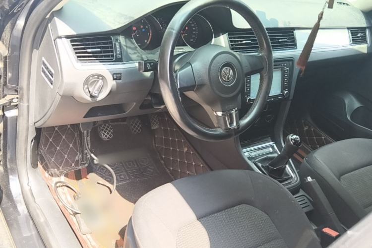 Used Volkswagen Bora 2015 Value Edition 1.6L Manual Fashionable Style Center Console