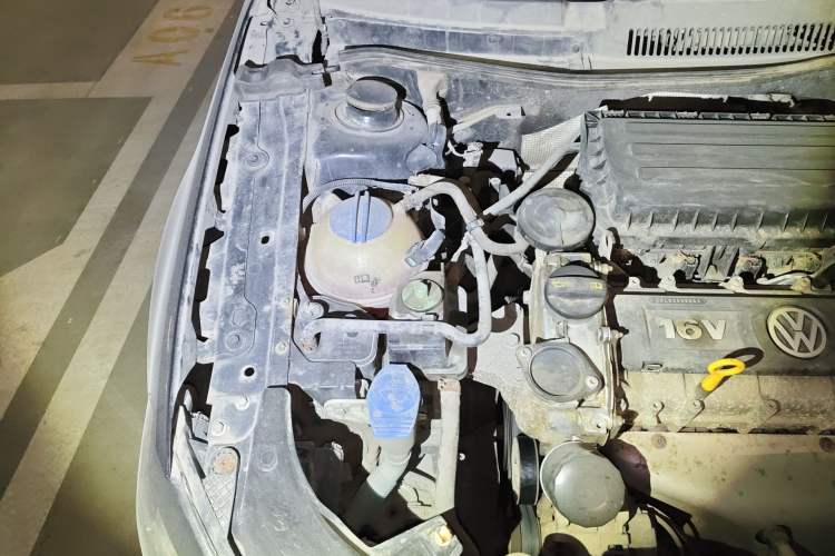 Used Volkswagen Bora 2015 Zhuihui Edition 1.6L Manual Comfort Model Engine Bay Right