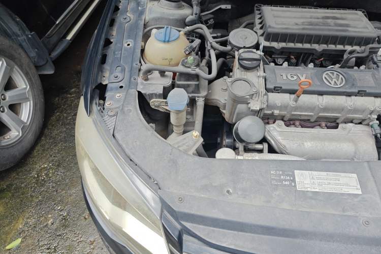 Used Volkswagen Bora 2015 Value Edition 1.6L Automatic Comfort Version Engine Bay Right