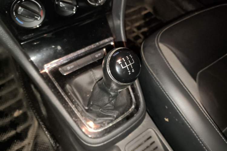 Used Volkswagen Bora 2015 Zhuihui Edition 1.6L Manual Comfort Model Gear Lever