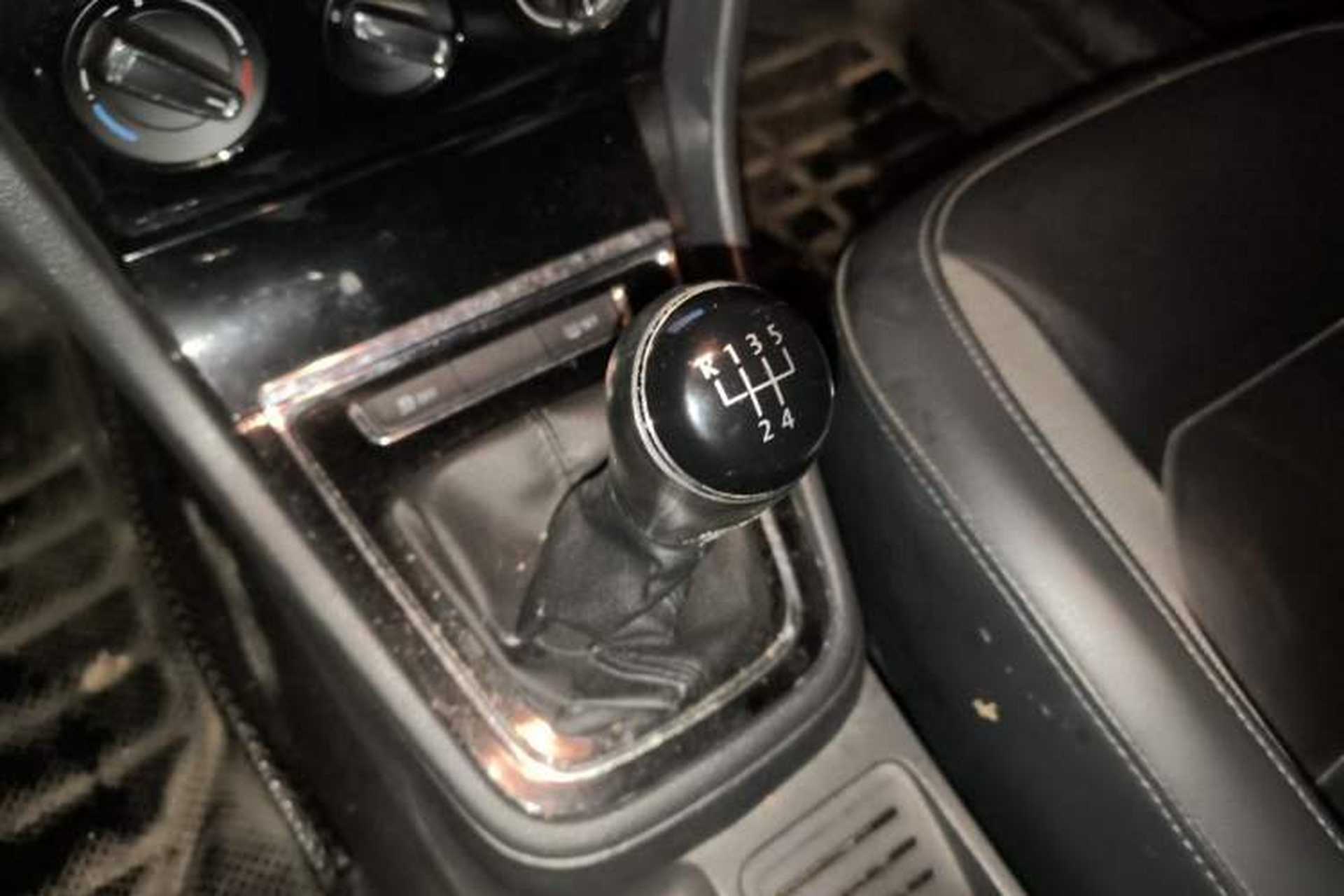Used Volkswagen Bora 2015 Zhuihui Edition 1.6L Manual Comfort Model Gear Lever