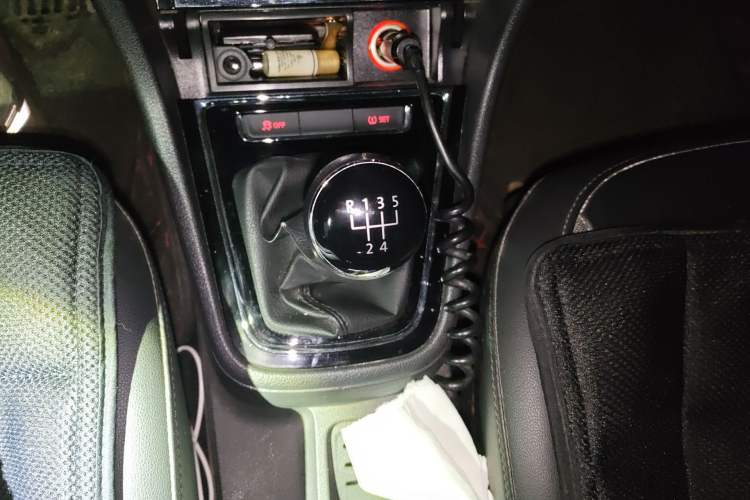Used Volkswagen Bora 2015 Zhuihui Edition 1.6L Manual Comfort Model Gear Lever