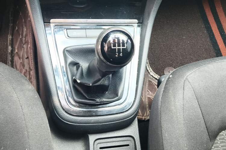 Used Volkswagen Bora 2015 Value Edition 1.6L Manual Fashionable Style Gear Lever