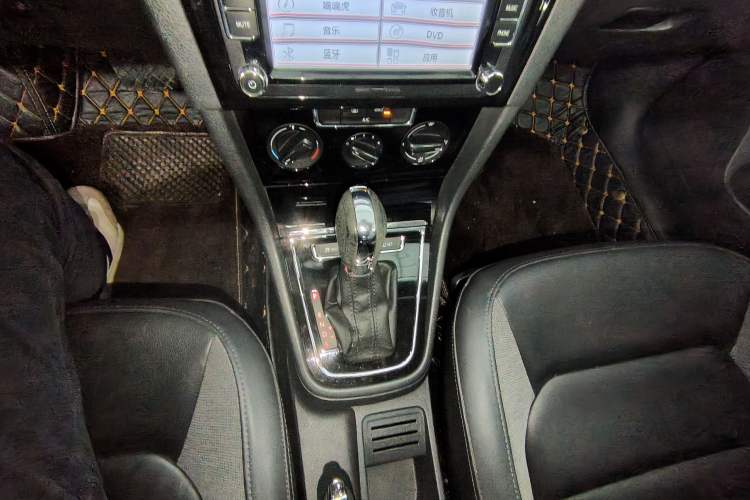 Used Volkswagen Bora 2015 Value Edition 1.6L Automatic Comfort Version Gear Lever