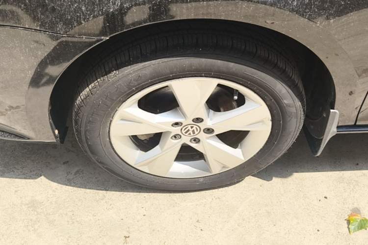 Used Volkswagen Bora 2015 Value Edition 1.6L Manual Fashionable Style Left Front Wheel Hub