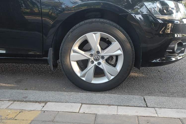Used Volkswagen Bora 2015 Zhuihui Edition 1.6L Manual Comfort Model Right Front Wheel Hub