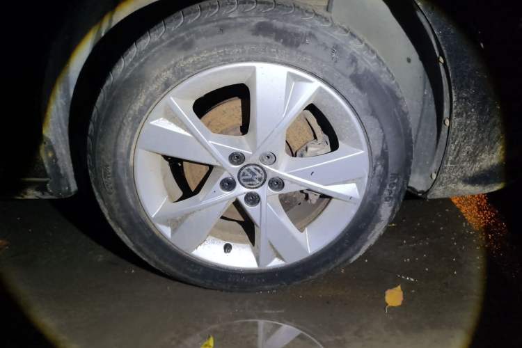Used Volkswagen Bora 2015 Zhuihui Edition 1.6L Manual Comfort Model Right Front Wheel Hub