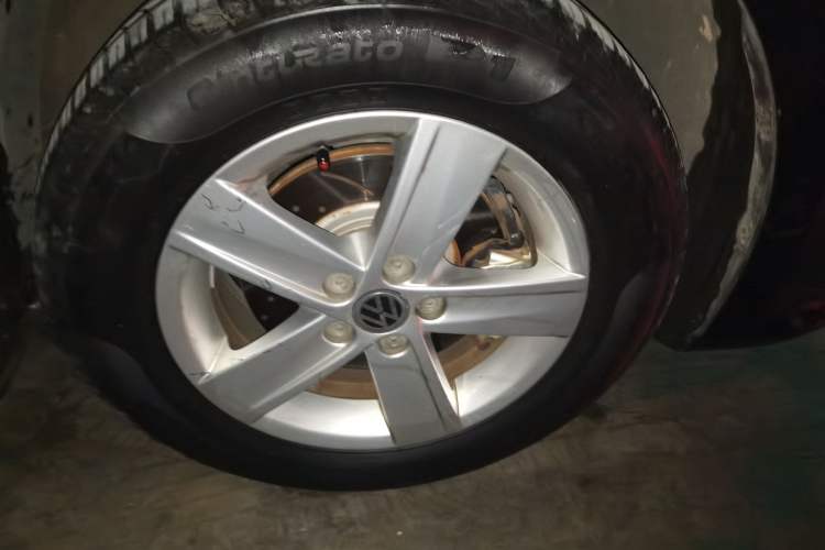 Used Volkswagen Bora 2015 Qihui Edition 1.6L Automatic Fashion Model Right Front Wheel Hub