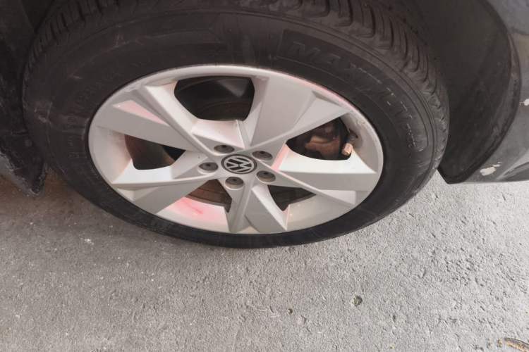 Used Volkswagen Bora 2015 Qihui Edition 1.6L Automatic Fashion Model Right Front Wheel Hub