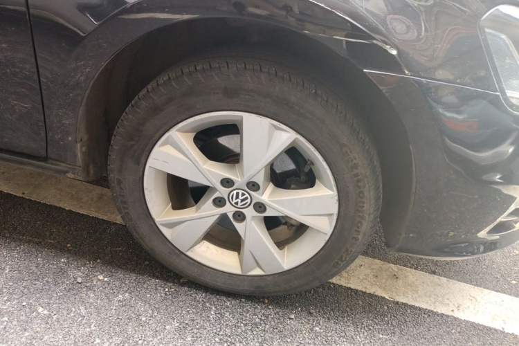 Used Volkswagen Bora 2015 Value Edition 1.6L Automatic Comfort Version Right Front Wheel Hub