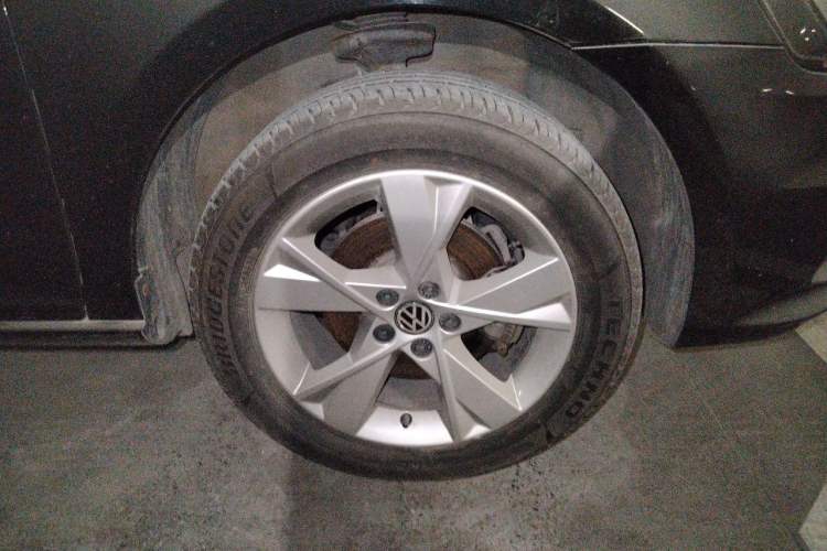 Used Volkswagen Bora 2015 Zhuihui Edition 1.6L Manual Comfort Model Right Front Wheel Hub
