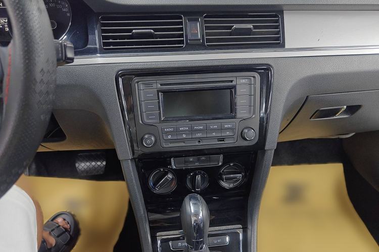 Used Volkswagen Bora 2015 Value Edition 1.6L Automatic Comfort Version Audio And AC Panel