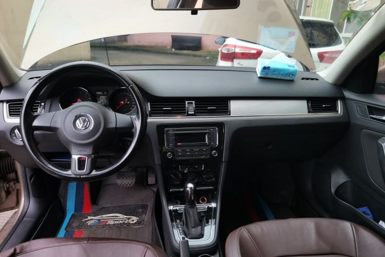 Used Volkswagen Bora 2015 Qihui Edition 1.6L Automatic Fashion Model Center Console
