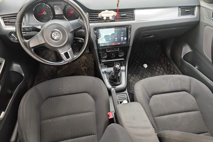 Used Volkswagen Bora 2015 Value Edition 1.6L Manual Fashionable Style Center Console