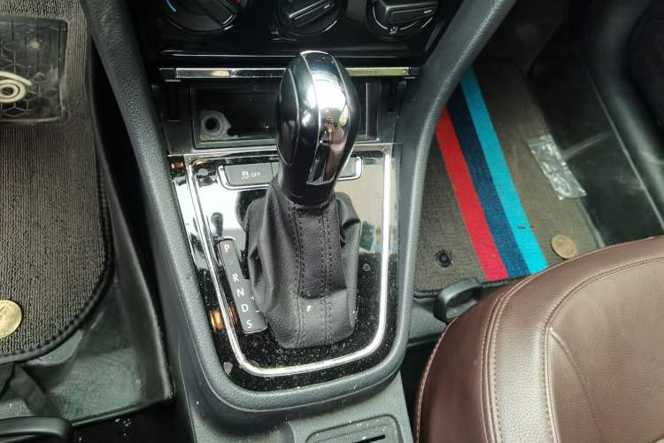 Used Volkswagen Bora 2015 Qihui Edition 1.6L Automatic Fashion Model Gear Lever
