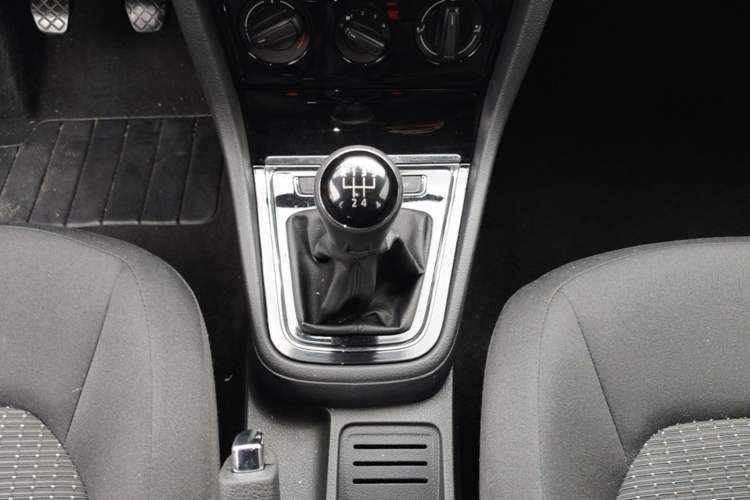Used Volkswagen Bora 2015 Value Edition 1.6L Manual Fashionable Style Gear Lever