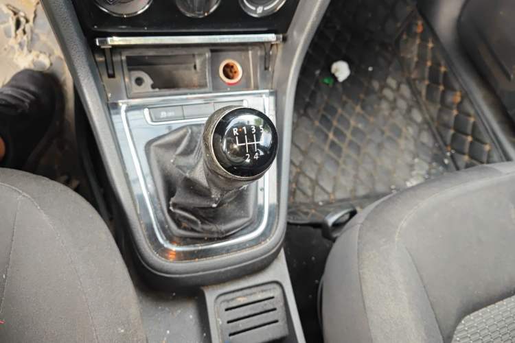 Used Volkswagen Bora 2015 Value Edition 1.6L Manual Fashionable Style Gear Lever