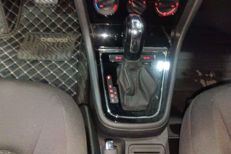Used Volkswagen Bora 2015 Qihui Edition 1.6L Automatic Fashion Model Gear Lever