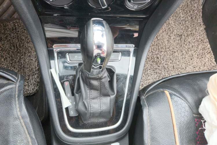 Used Volkswagen Bora 2015 Value Edition 1.6L Automatic Comfort Version Gear Lever