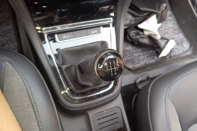 Used Volkswagen Bora 2015 Zhuihui Edition 1.6L Manual Comfort Model Gear Lever