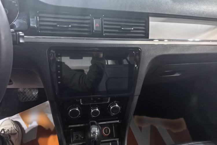 Used Volkswagen Bora 2015 Value Edition 1.6L Automatic Comfort Version Interior 3
