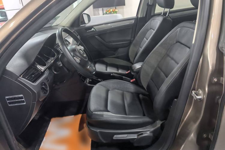 Used Volkswagen Bora 2015 Value Edition 1.6L Automatic Comfort Version Interior 5