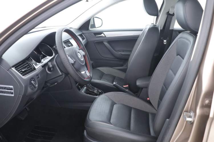 Used Volkswagen Bora 2015 Value Edition 1.6L Automatic Comfort Version Interior 5