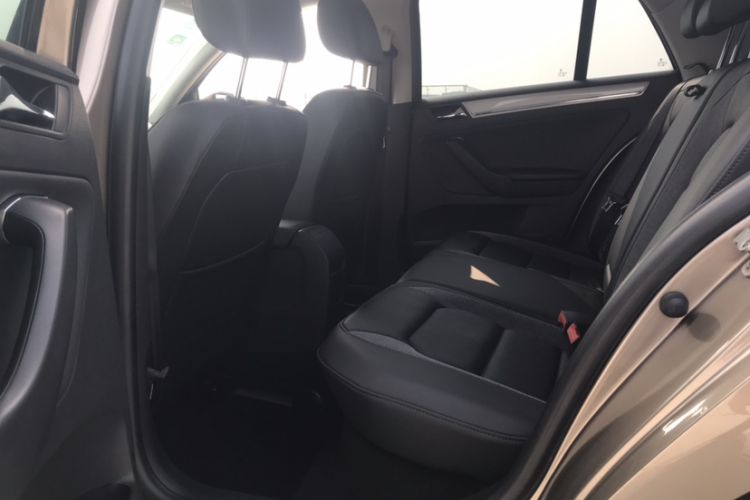 Used Volkswagen Bora 2015 Value Edition 1.6L Automatic Comfort Version Interior 5