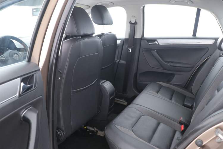 Used Volkswagen Bora 2015 Value Edition 1.6L Automatic Comfort Version Interior 6