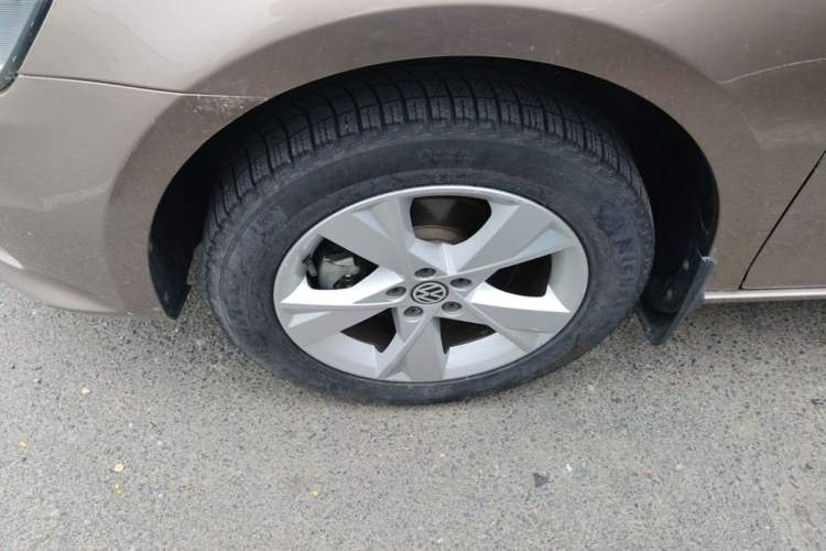 Used Volkswagen Bora 2015 Value Edition 1.6L Manual Fashionable Style Left Front Wheel Hub