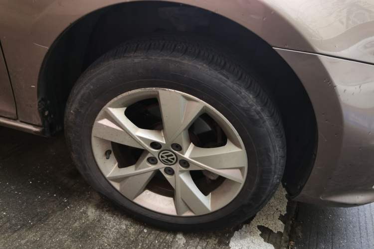 Used Volkswagen Bora 2015 Qihui Edition 1.6L Automatic Fashion Model Right Front Wheel Hub