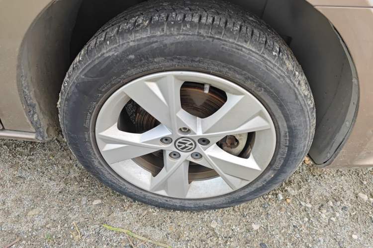 Used Volkswagen Bora 2015 Value Edition 1.6L Manual Fashionable Style Right Front Wheel Hub