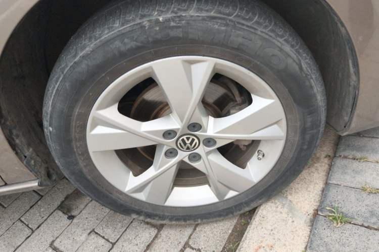 Used Volkswagen Bora 2015 Value Edition 1.6L Automatic Comfort Version Right Front Wheel Hub