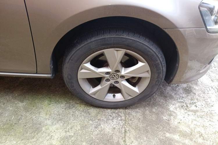 Used Volkswagen Bora 2015 Zhuihui Edition 1.6L Manual Comfort Model Right Front Wheel Hub