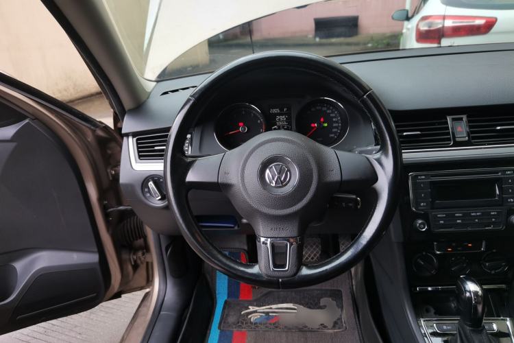 Used Volkswagen Bora 2015 Qihui Edition 1.6L Automatic Fashion Model Steering Wheel