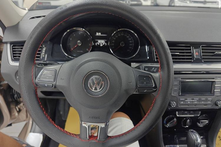Used Volkswagen Bora 2015 Value Edition 1.6L Automatic Comfort Version Steering Wheel