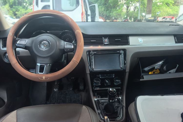 Used Volkswagen Bora 2015 Zhuihui Edition 1.6L Manual Comfort Model Center Console